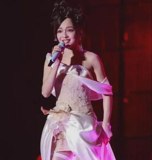 王小玮穿丝袜演唱视频,王小玮演绎别样风情
