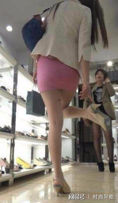 穿丝袜爬着翘屁股,爬行中的翘臀风情