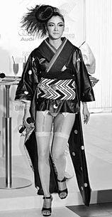 穿和服 打伞 AV,伞下漫步，捕捉传统与现代的交融瞬间