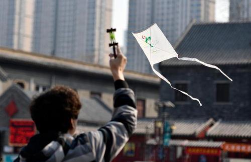 风筝2集在线播放,在线播放集数揭秘，剧情高潮迭起